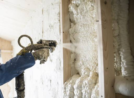 Isolation des murs d'une maison en construction