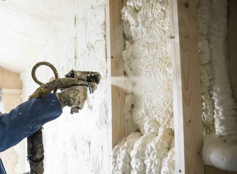 Isolation des murs d'une maison en construction