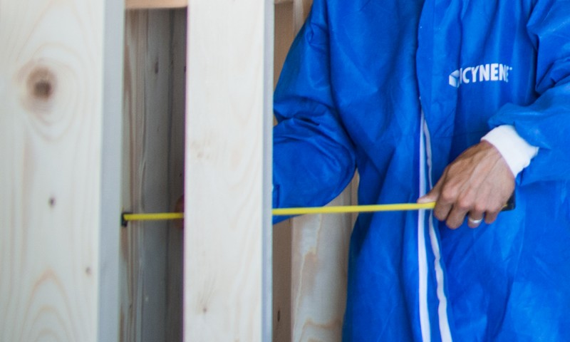 Isolation des murs d'une maison en construction - neuf